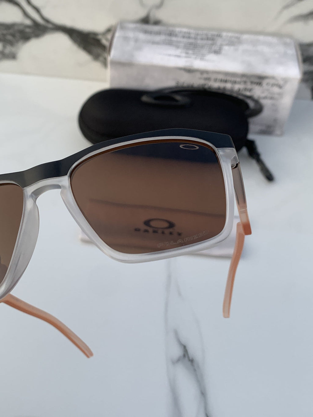 Oakley_83116_brown