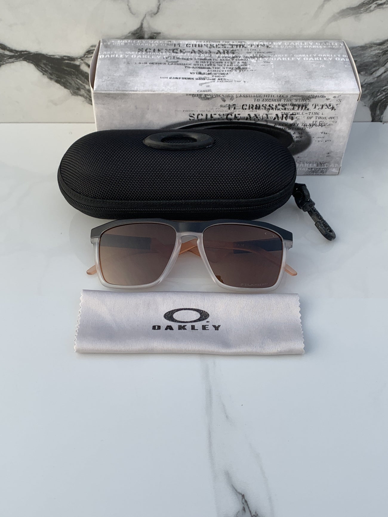 Oakley_83116_brown