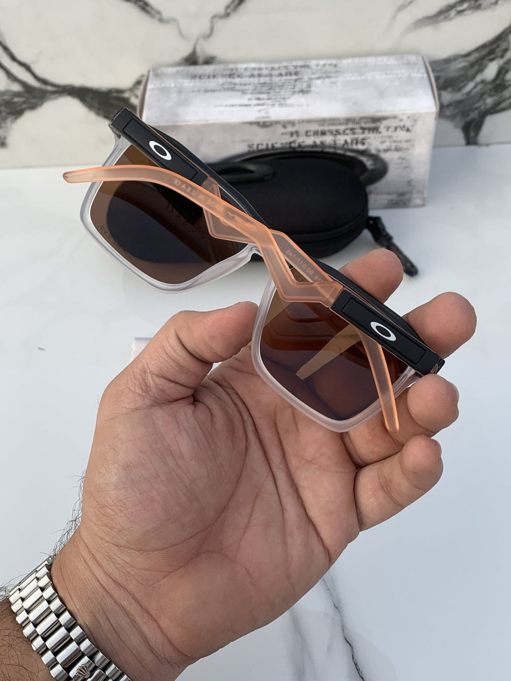 Oakley_83116_brown