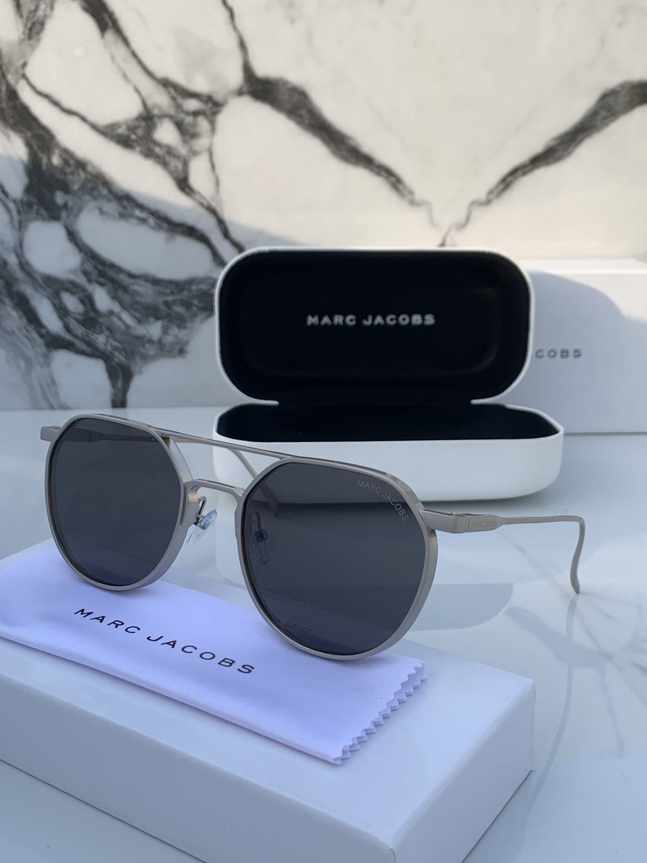 Marc_jacobs_metal_silver_black