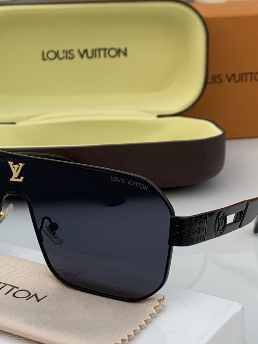 Louis_vuitton_129_full_black