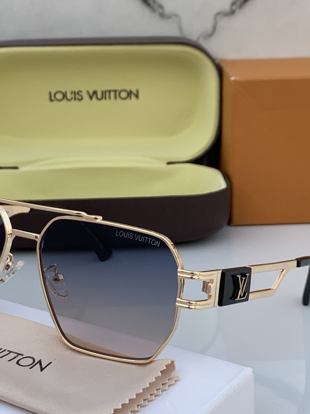 Louis_vuitton_798_sea_green_square