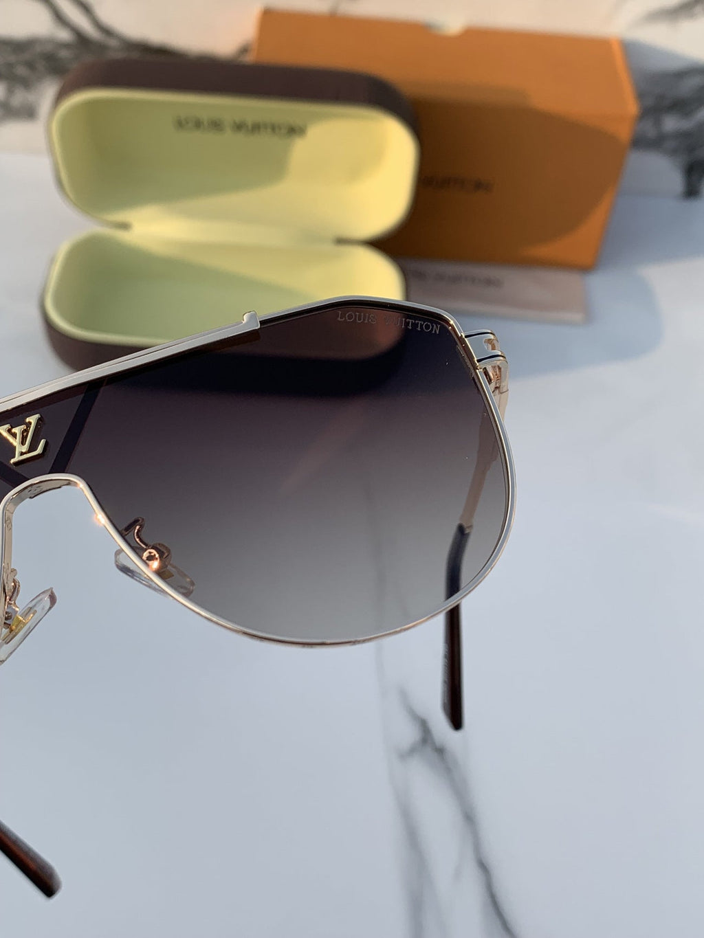 Louis_vuitton_22295_gold_brown