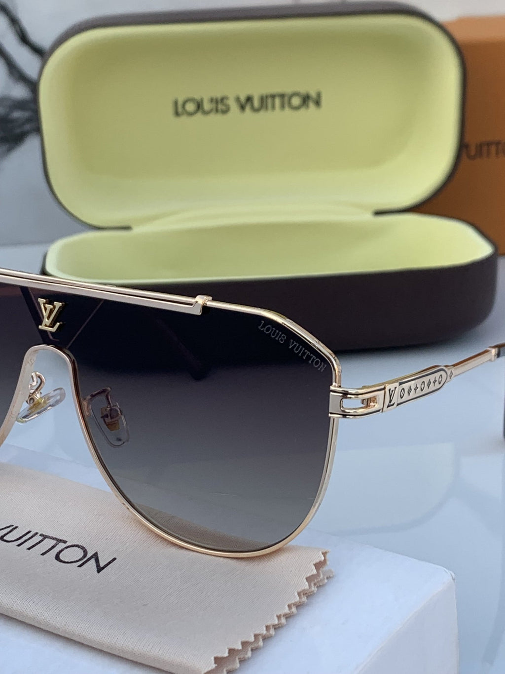 Louis_vuitton_22295_gold_brown