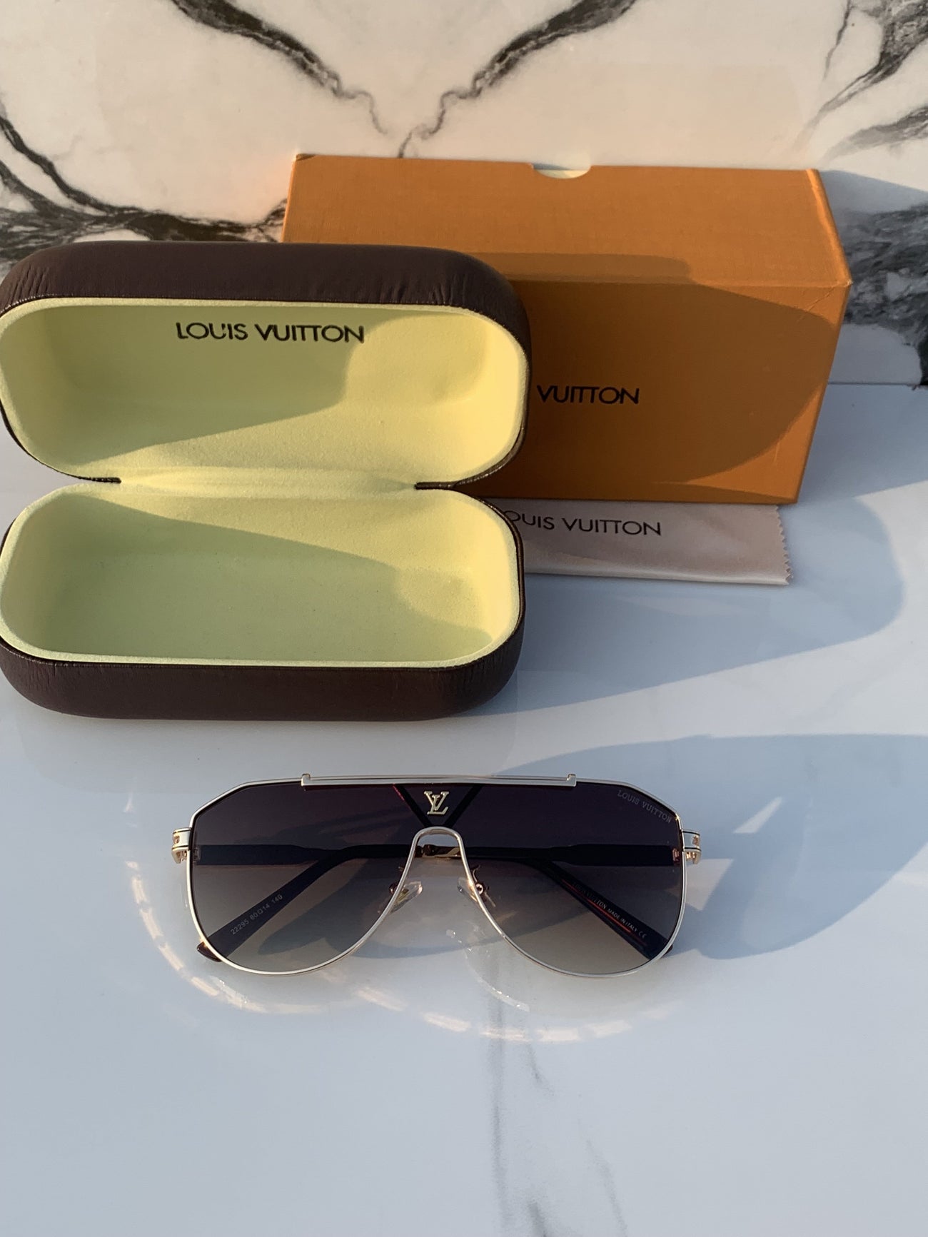 Louis_vuitton_22295_gold_brown