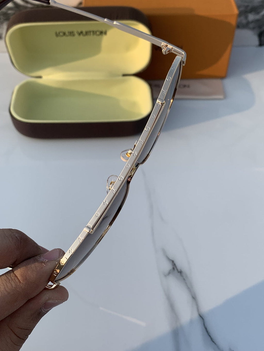 Louis_vuitton_22295_gold_brown